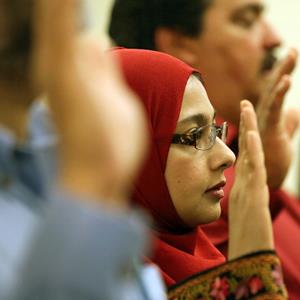 Indian immigrant Arshi Khan takes the oath of citizenship at naturalization ceremony on February 14, 2013 in Tampa, Fla. (© John Moore/Getty Images)