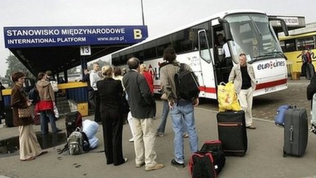 Polish migrant workers leave Poland for the UK in 2006